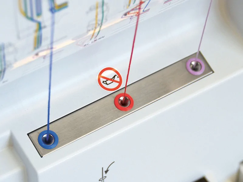 coverlok-bernina-l890-z-renderka-10