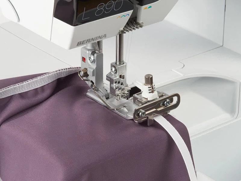 coverlok-bernina-l890-z-renderka-5