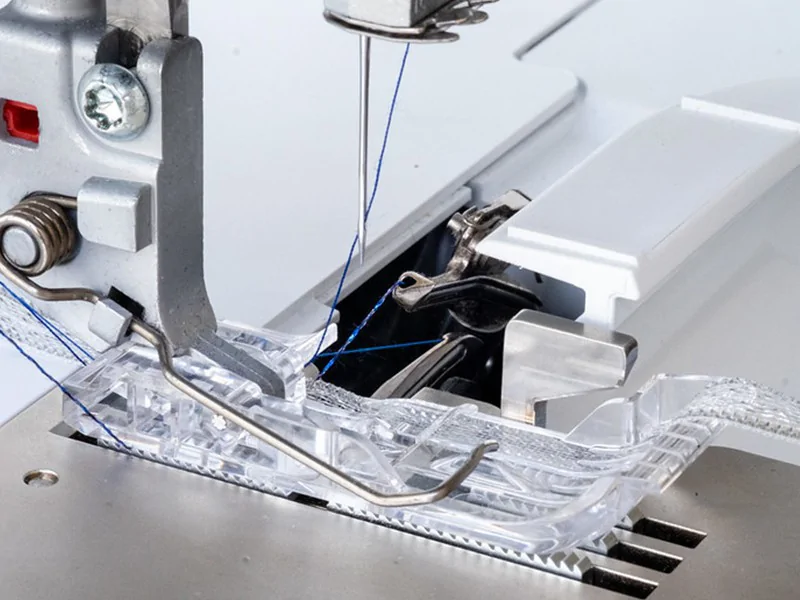 coverlok-bernina-l890-z-renderka-9